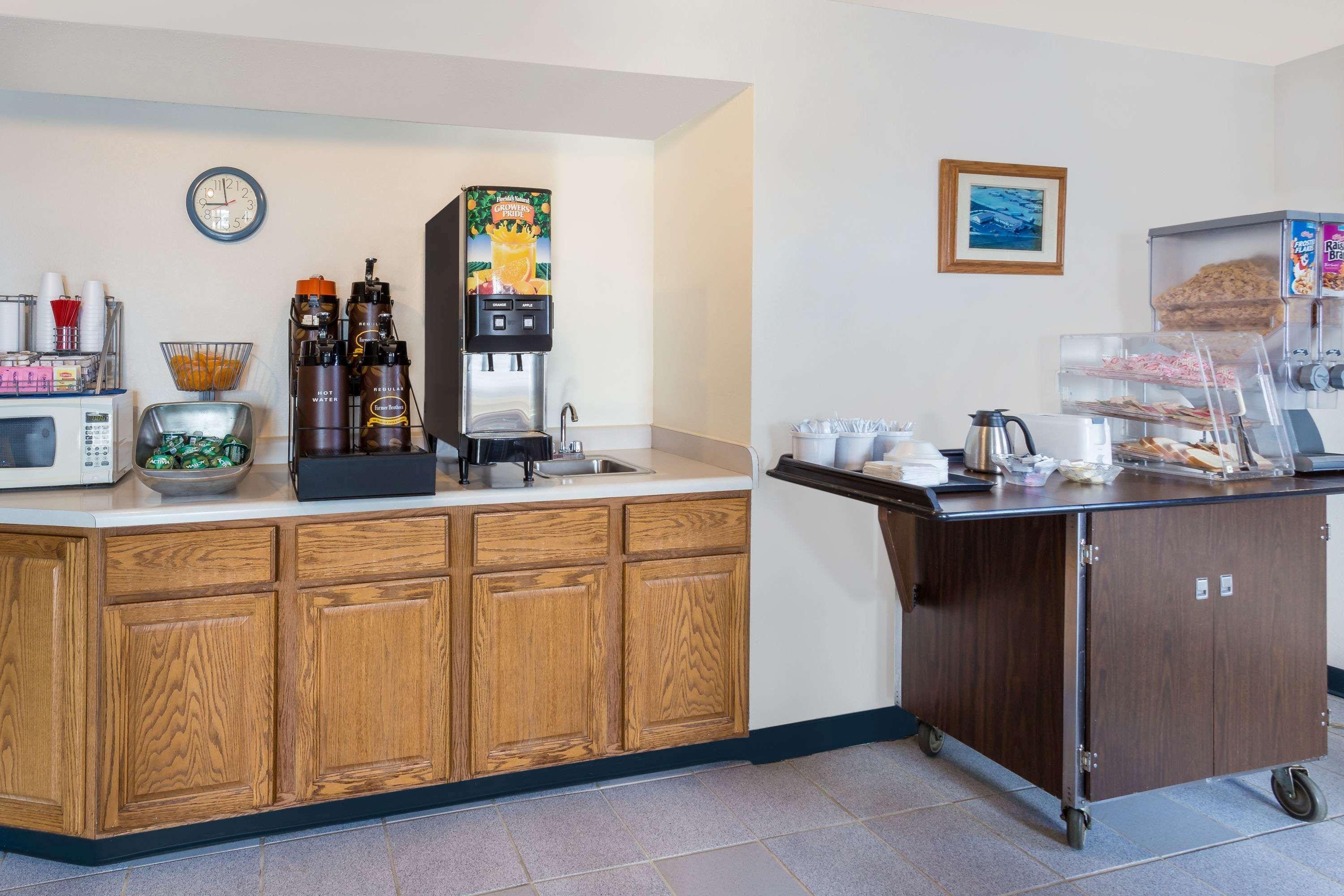 Super 8 By Wyndham Hebron Lowell Area Ngoại thất bức ảnh