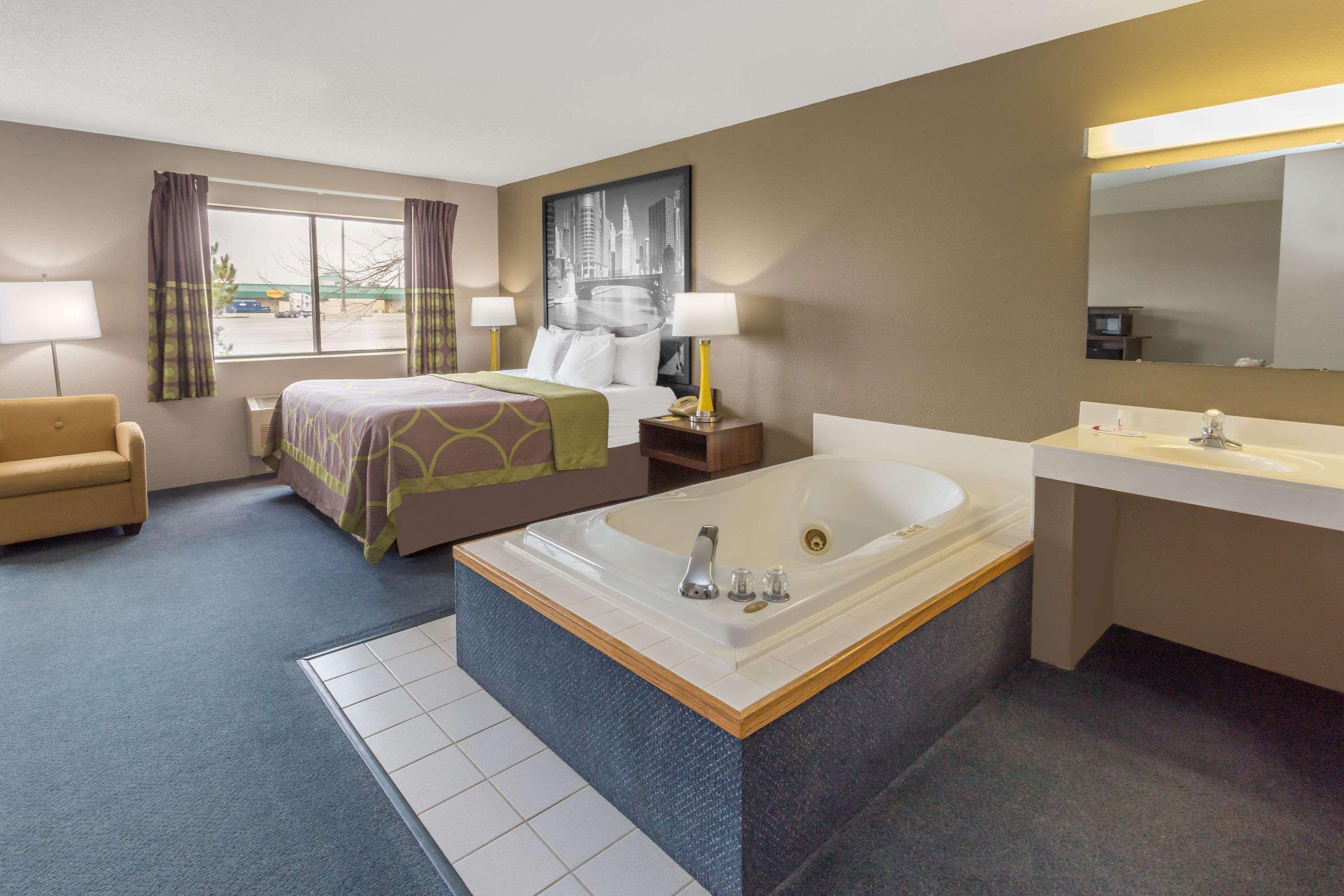 Super 8 By Wyndham Hebron Lowell Area Ngoại thất bức ảnh