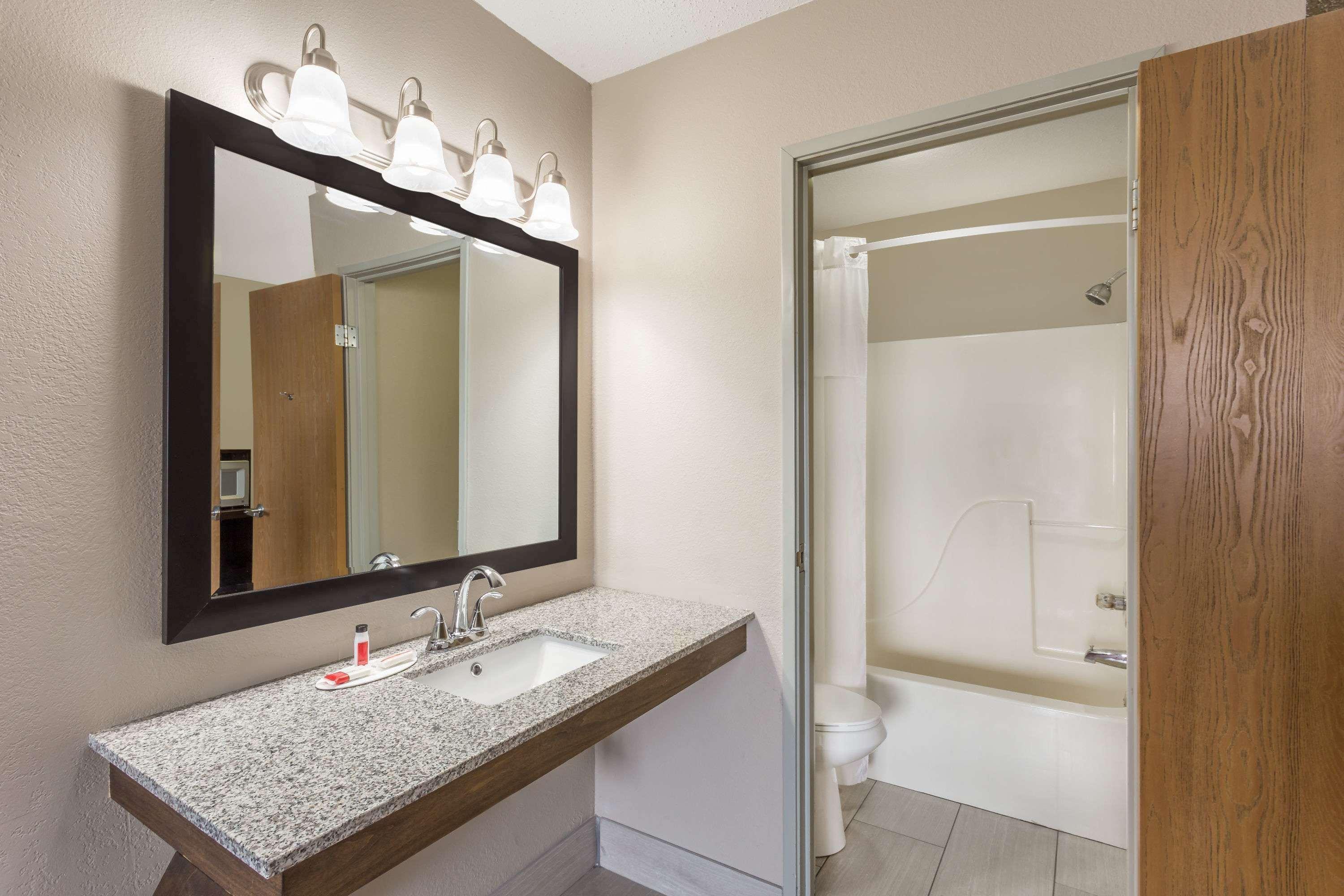 Super 8 By Wyndham Hebron Lowell Area Ngoại thất bức ảnh