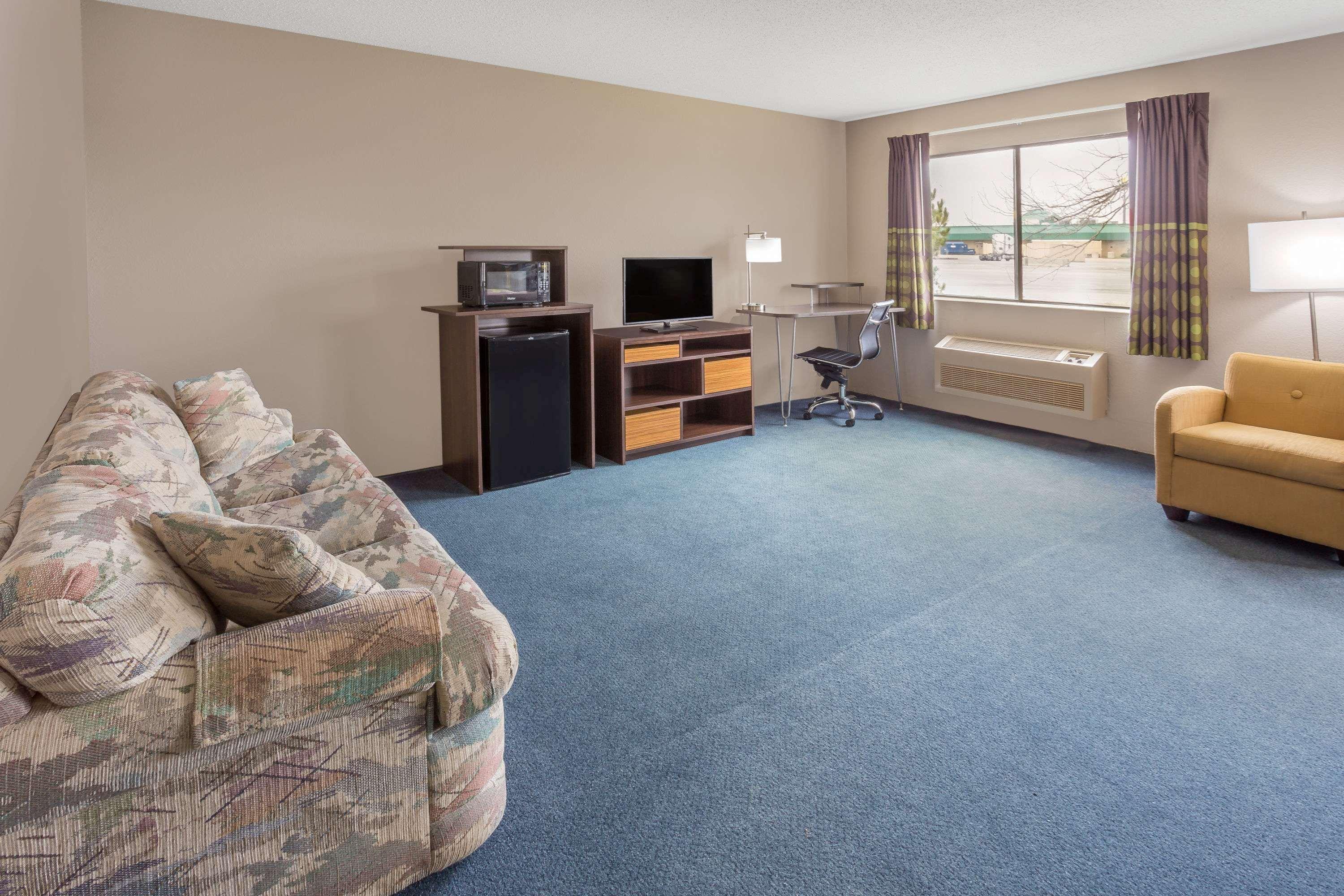 Super 8 By Wyndham Hebron Lowell Area Ngoại thất bức ảnh