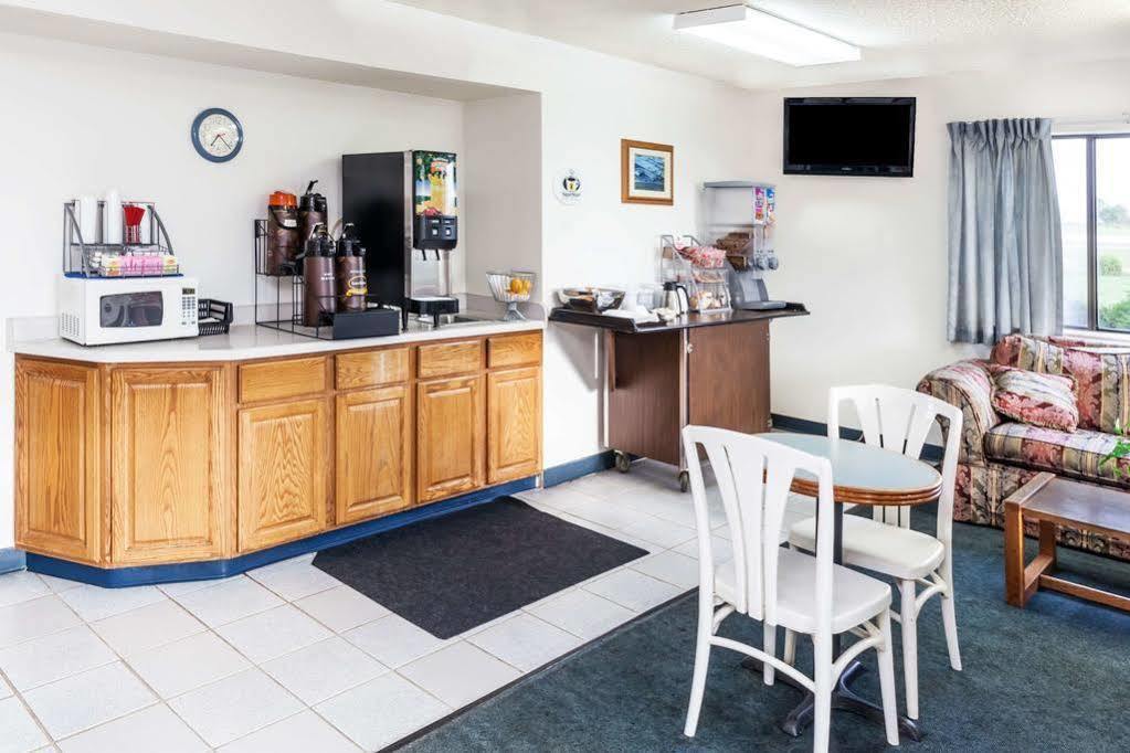 Super 8 By Wyndham Hebron Lowell Area Ngoại thất bức ảnh