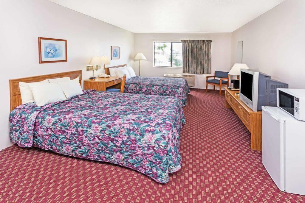 Super 8 By Wyndham Hebron Lowell Area Ngoại thất bức ảnh
